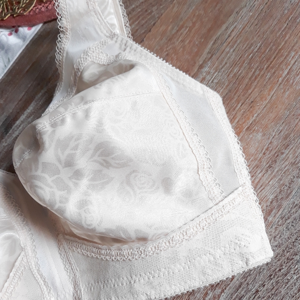 Vintage Playtex Ivory Bra - Picture 2 of 6